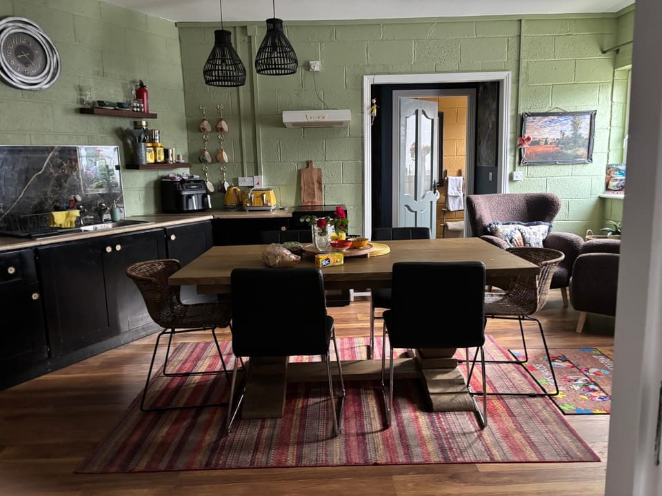 Coffee/tea facilities, Kitchen or kitchenette, Seating area, oven, stove