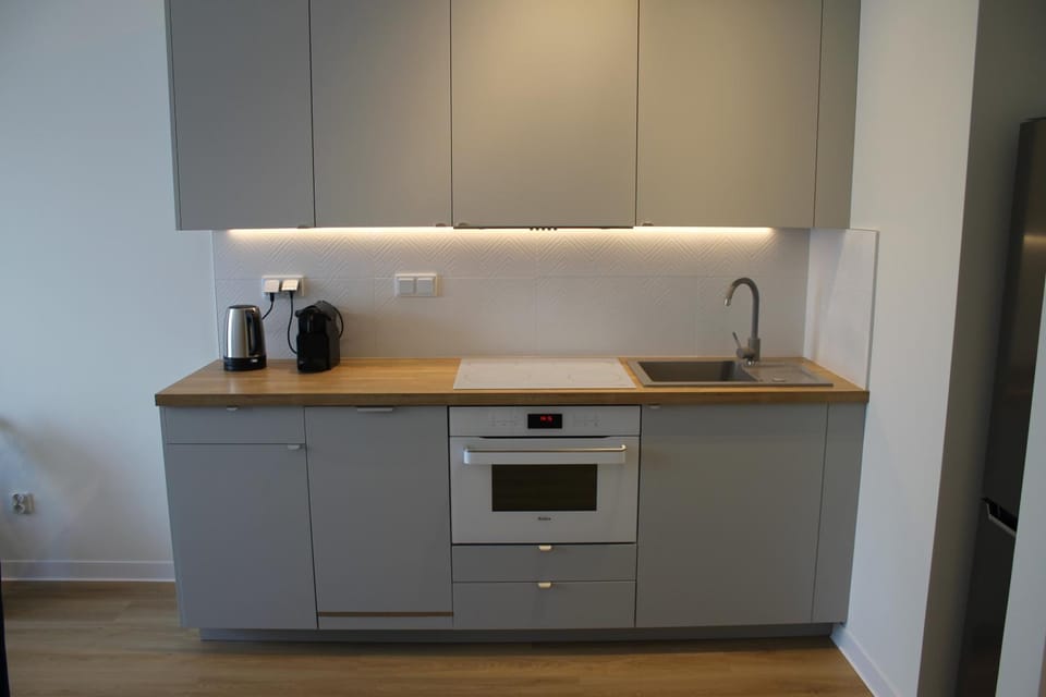 Coffee/tea facilities, Kitchen or kitchenette, stove