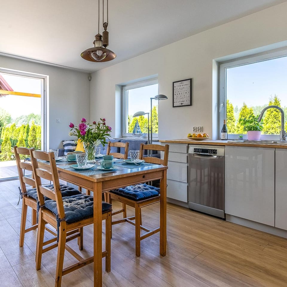 Kitchen or kitchenette, Dining area