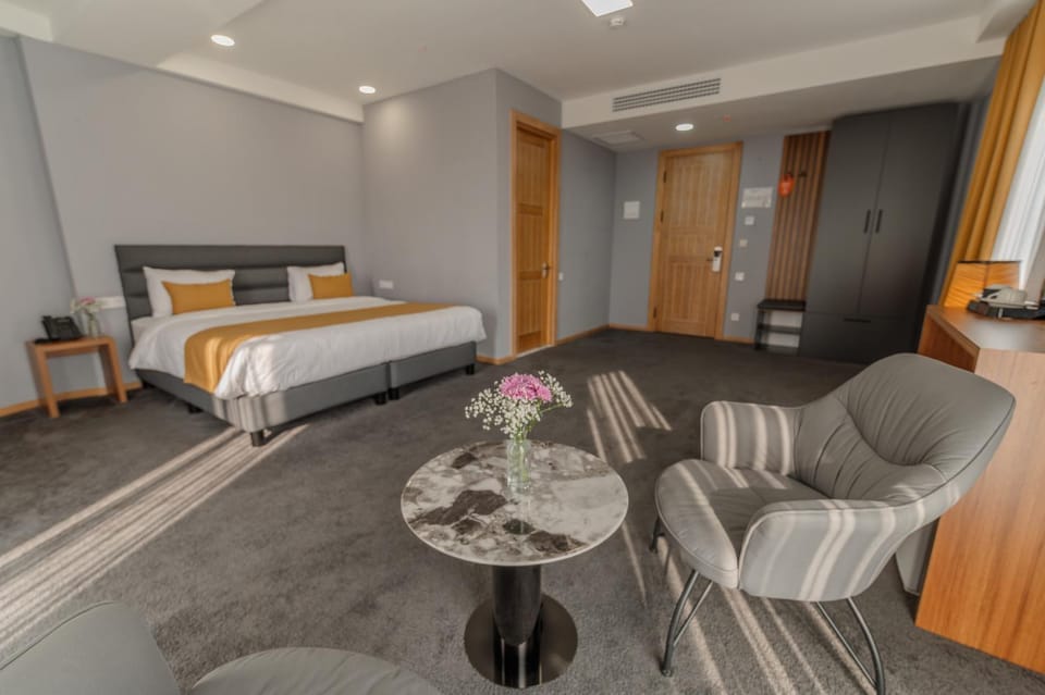 Bed, Seating area, Bedroom