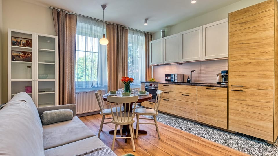 Kitchen or kitchenette, Seating area, Dining area