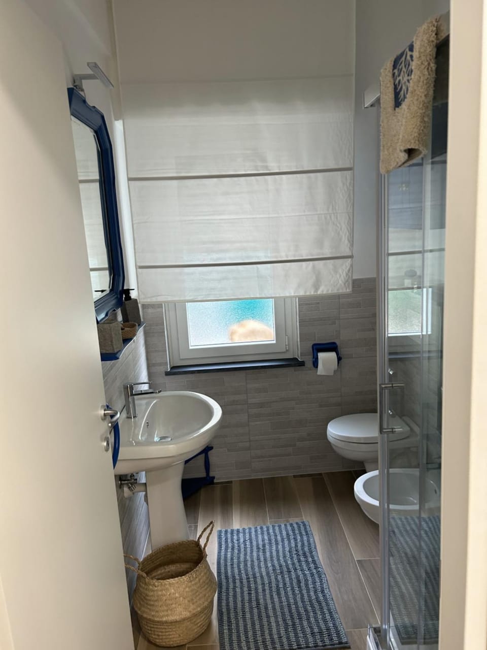 Shower, Toilet, Bathroom, bidet, towels