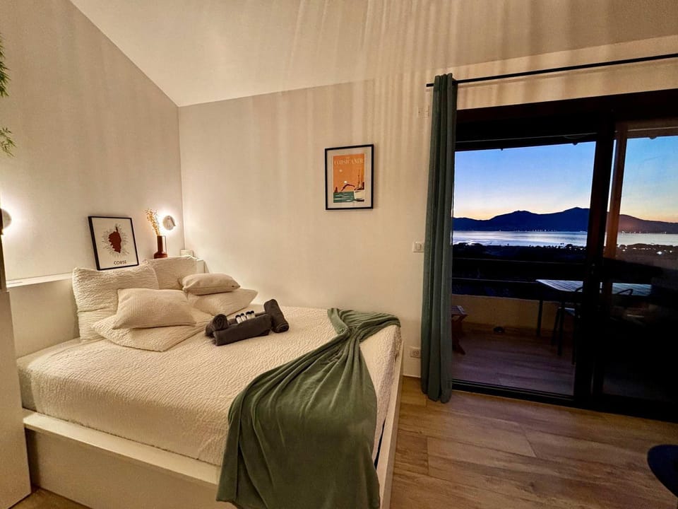Bed, Living room, Photo of the whole room, Bedroom, Sea view