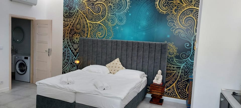 Bed, Photo of the whole room, Bedroom, washing machine