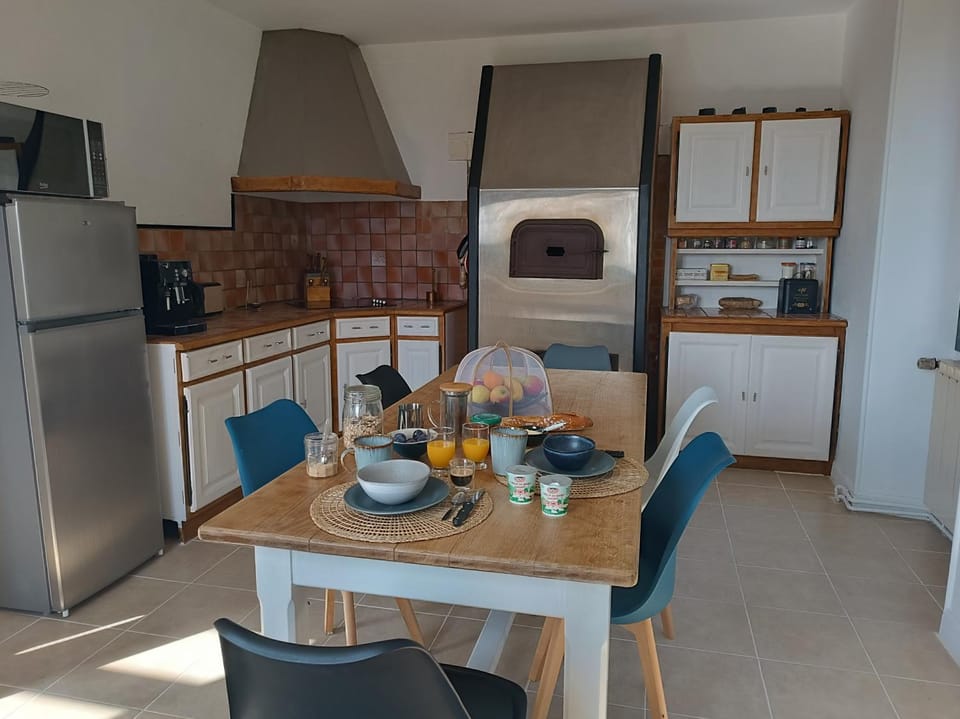 Kitchen or kitchenette, Food and drinks, Dining area, Food, minibar, stove