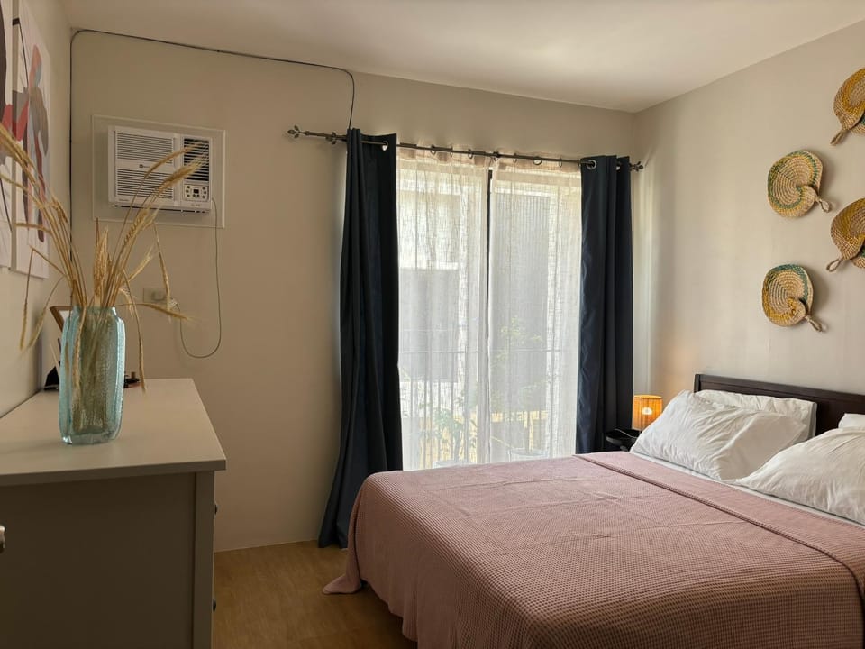 Bed, Photo of the whole room, Bedroom, air conditioner