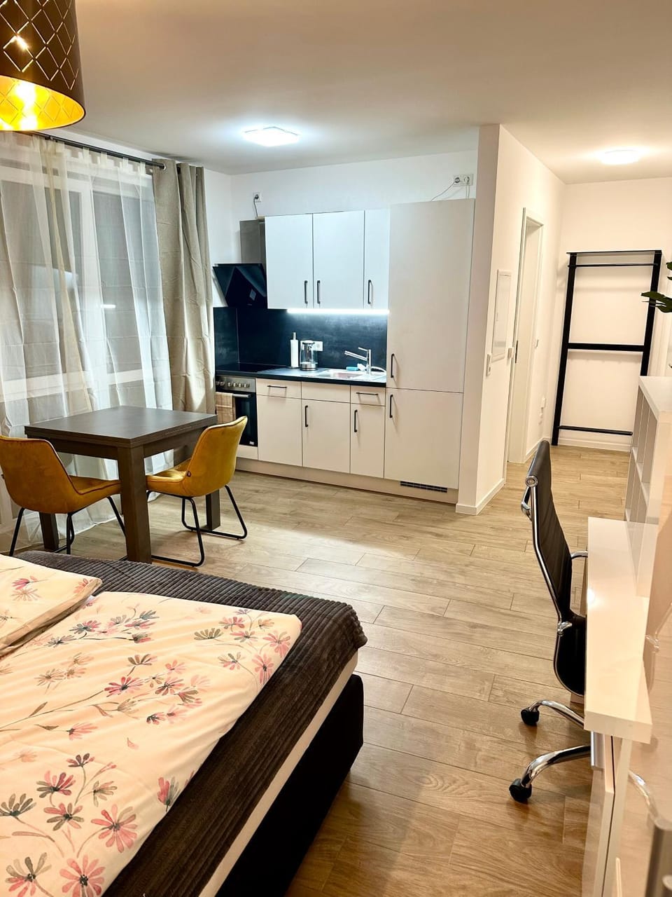 Kitchen or kitchenette, Photo of the whole room, Dining area, hair dresser