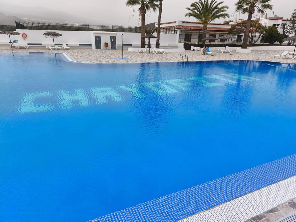 Swimming pool, sunbed
