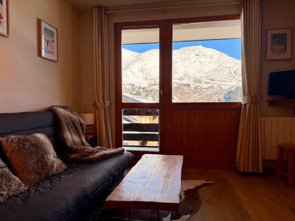Living room, Mountain view