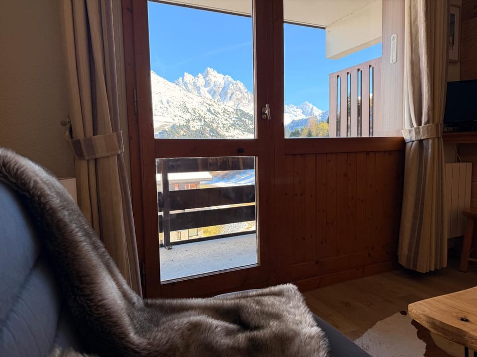 Living room, Mountain view