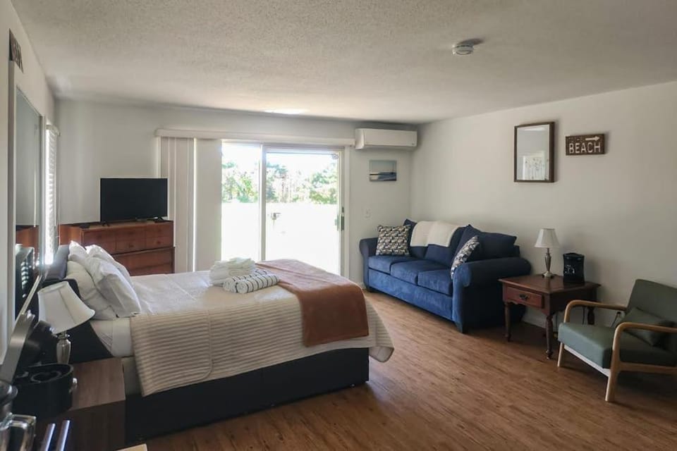 Large Studio with Patio and Pool Apartment in North Truro