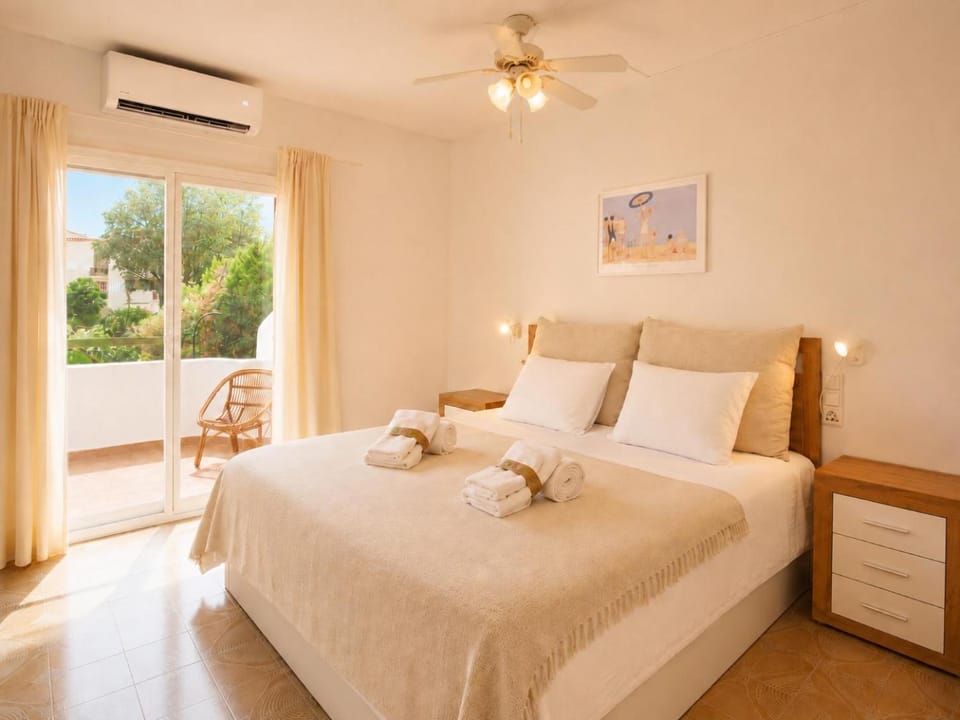 Bed, Bedroom, towels, air conditioner