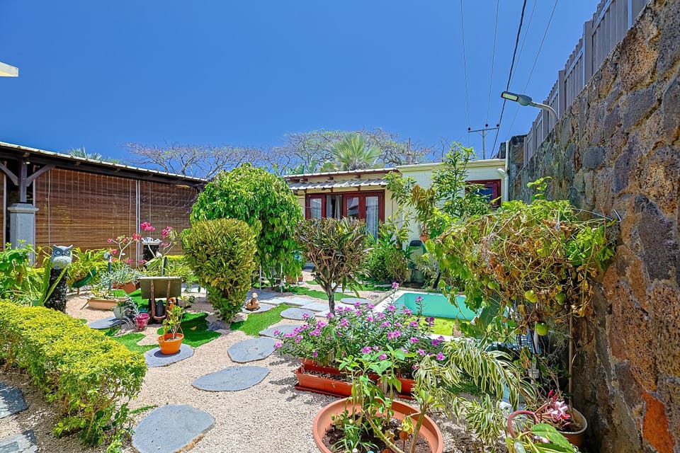 Property building, Facade/entrance, Garden, Garden view