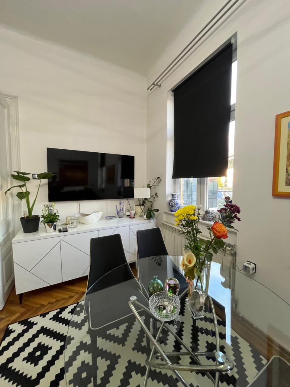 TV and multimedia, Living room, Seating area, Dining area