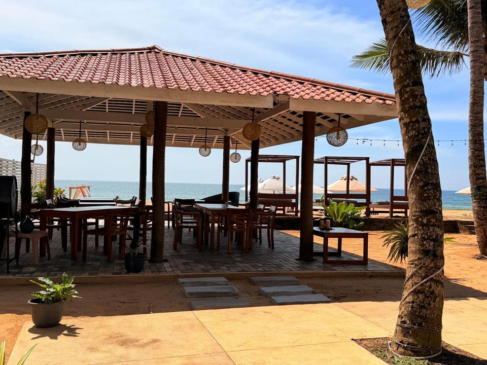 Restaurant/places to eat, View (from property/room), Dining area, Beach, Sea view