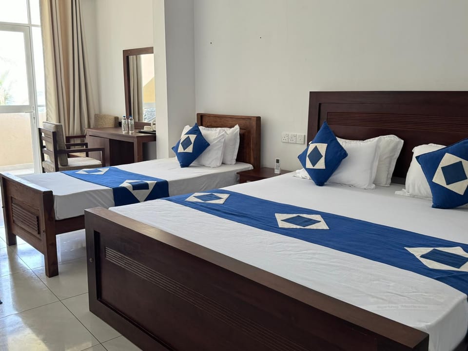 Restaurant/places to eat, Photo of the whole room, Bedroom, Swimming pool, Breakfast