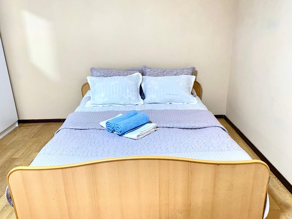Bed, towels