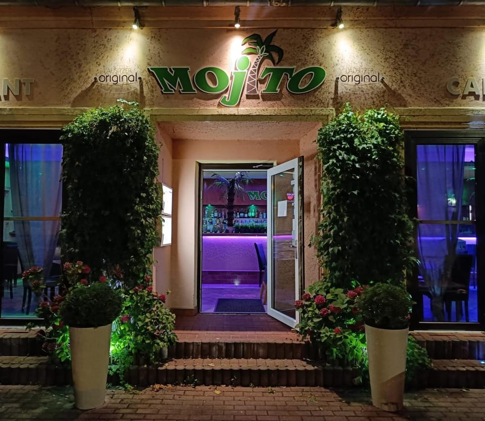 Property building, Restaurant/places to eat