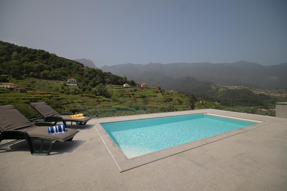 Day, Natural landscape, View (from property/room), Mountain view, Pool view, Swimming pool, sunbed