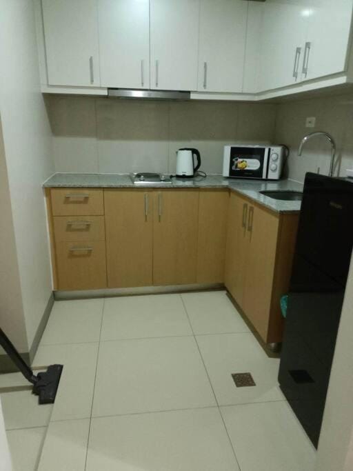 Kitchen or kitchenette, minibar, stove