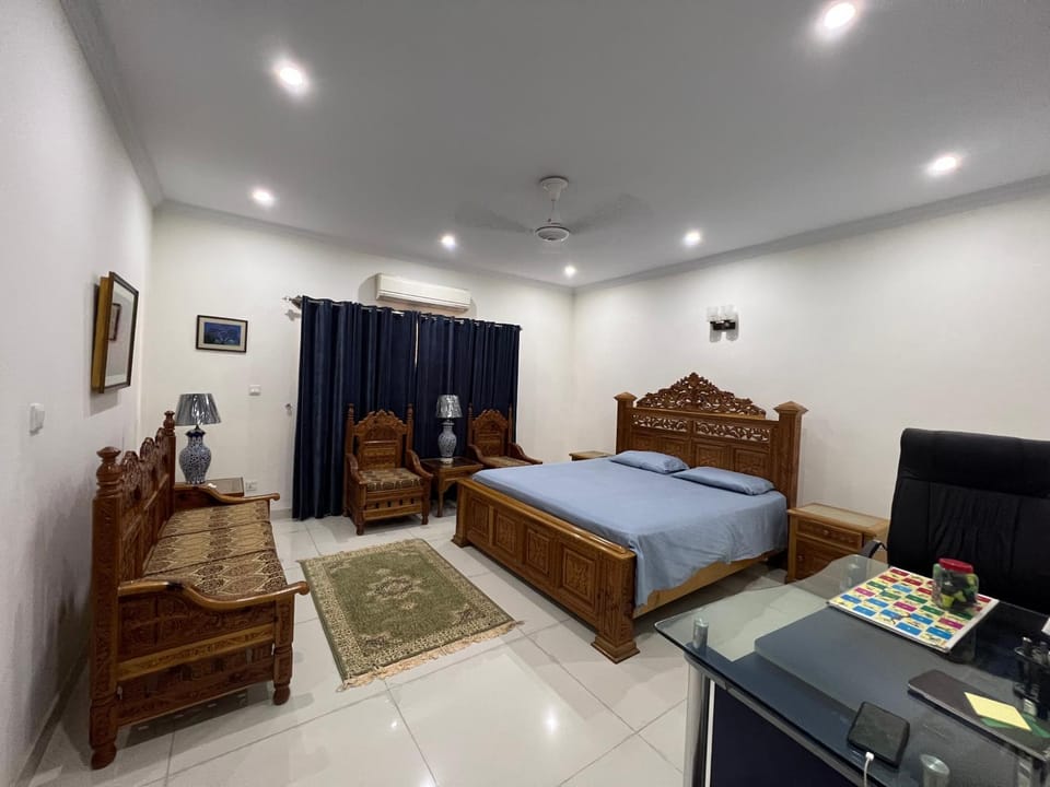 Photo of the whole room, Bedroom