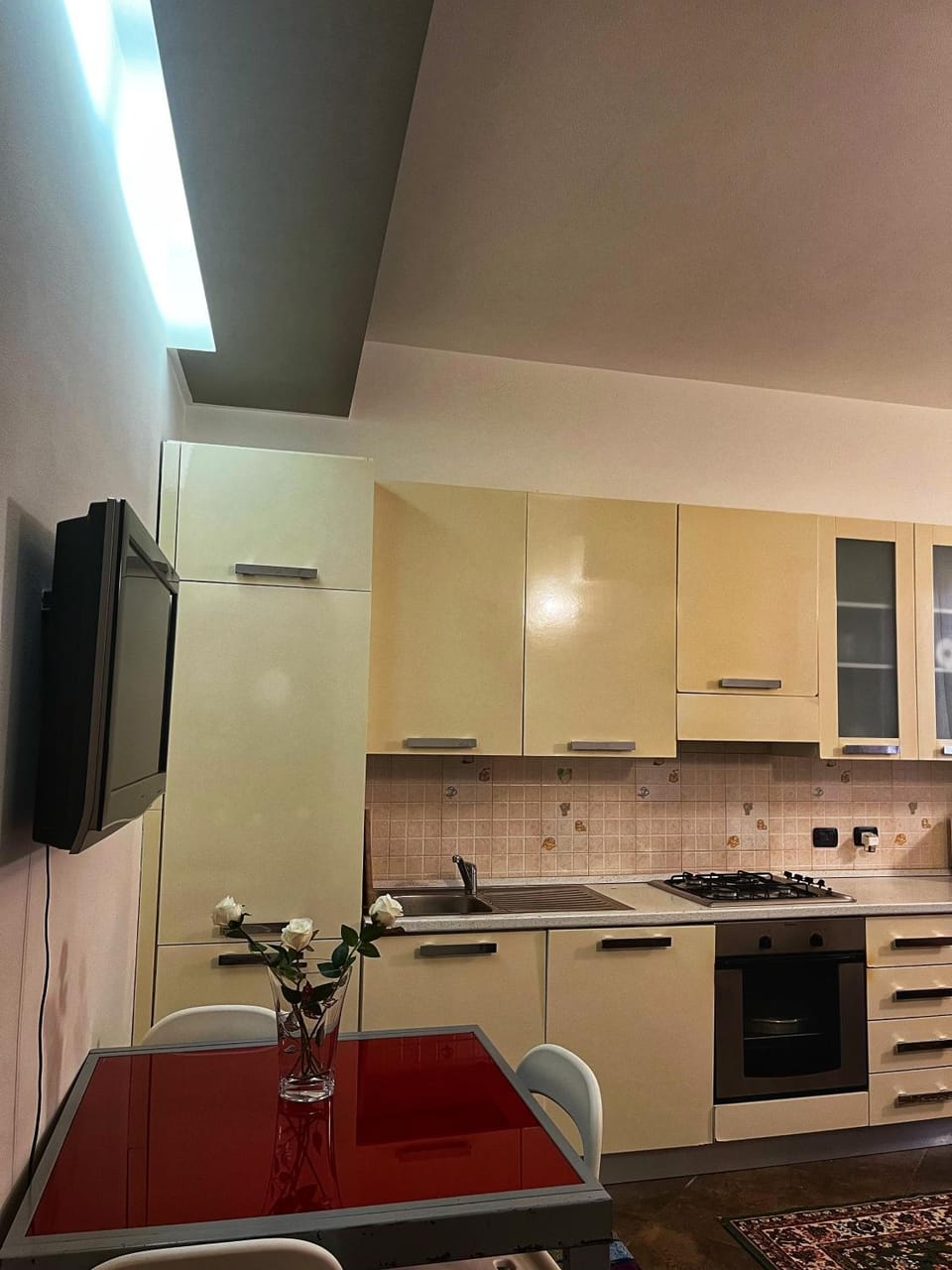 Kitchen or kitchenette, dishwasher, stove