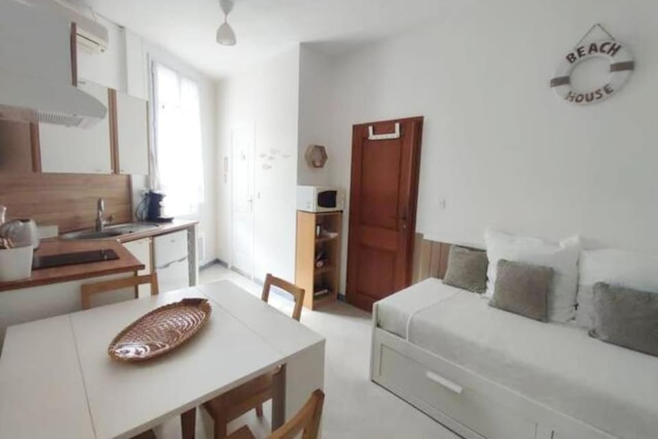 Living room, Seating area, Dining area, minibar