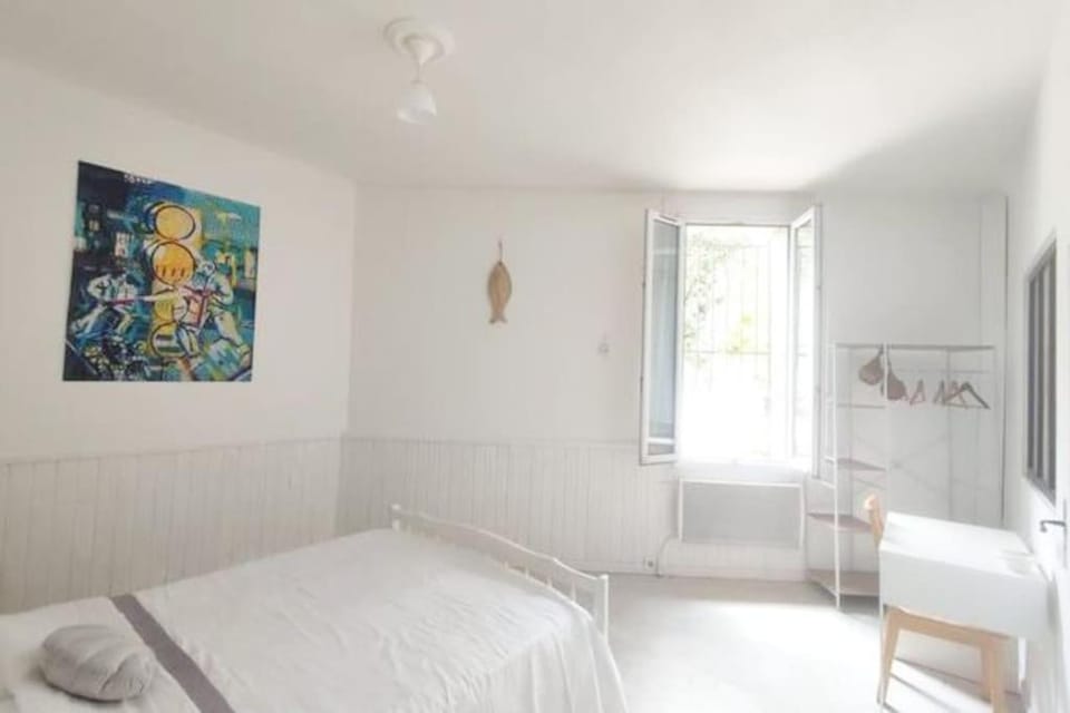 Bed, Photo of the whole room, Seating area, Bedroom, storage