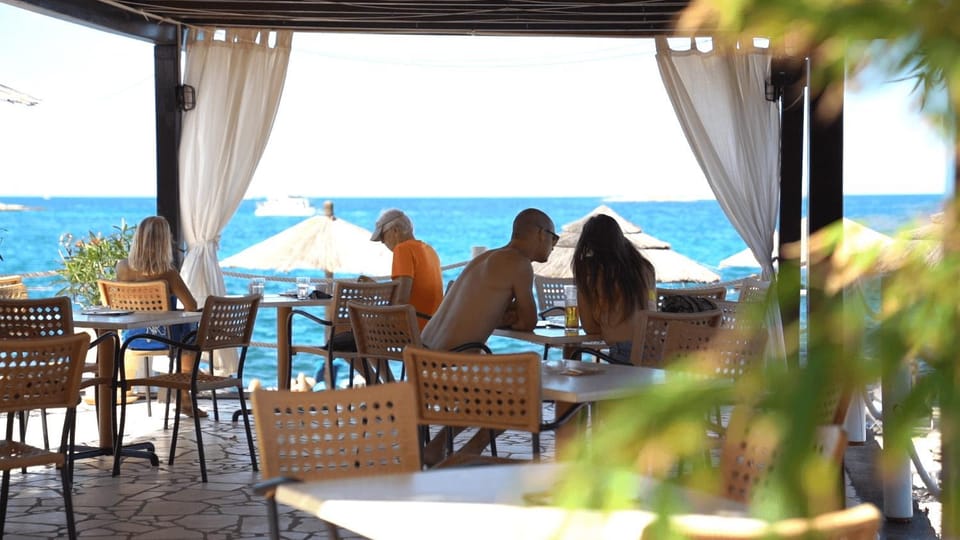 Restaurant/places to eat, Day, People, Natural landscape, View (from property/room), Balcony/Terrace, Banquet/Function facilities, Seating area, Beach, Guests, Sea view