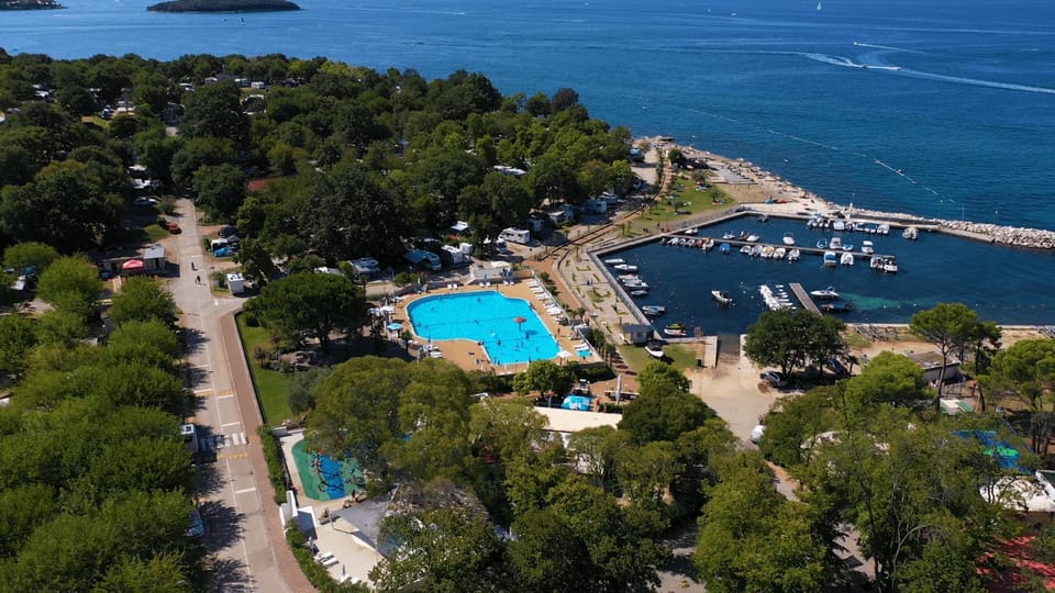 Property building, Day, Natural landscape, Bird's eye view, Beach, Pool view, Sea view