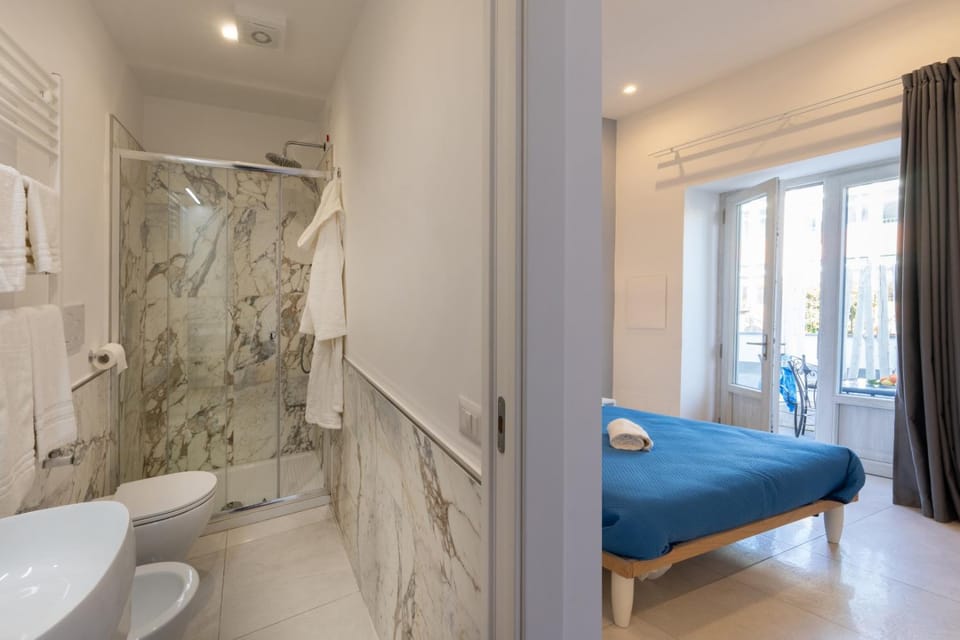 Shower, Toilet