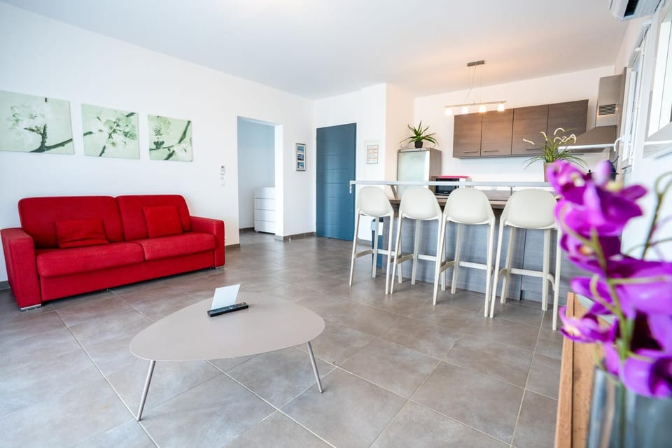 Day, Kitchen or kitchenette, Living room, Seating area, Dining area, air conditioner