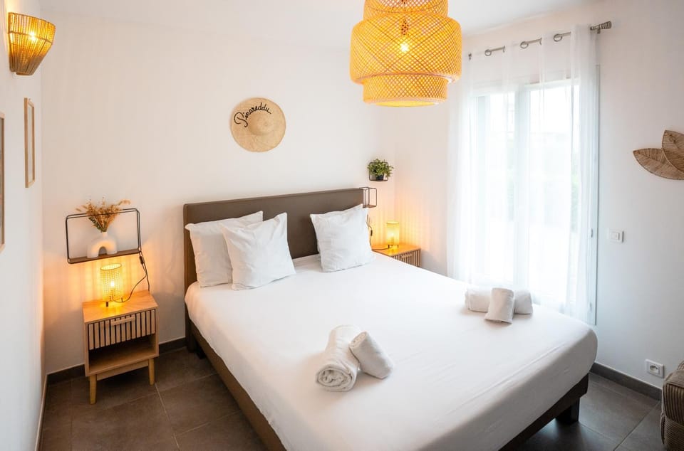 Bed, Photo of the whole room, Bedroom, towels