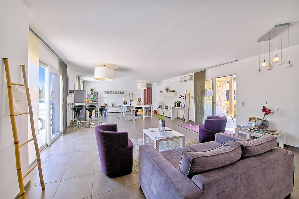 Day, Living room, Lobby or reception, Decorative detail, Seating area, Dining area