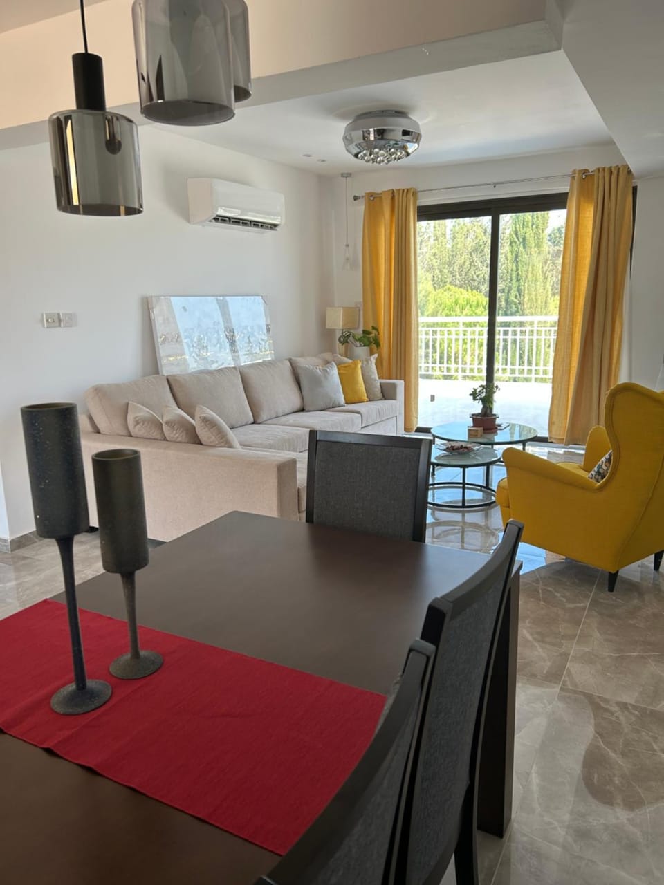Living room, Photo of the whole room