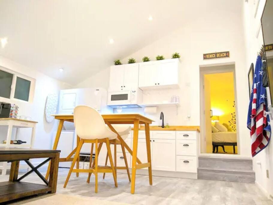Monthly - Cozy 1 Bed Guest Suite near Venice Beach Apartment in Mar Vista