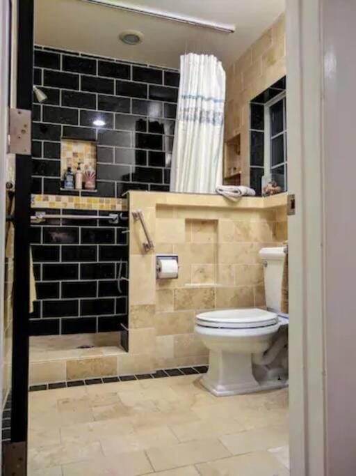 Monthly - Cozy 1 Bed Guest Suite near Venice Beach Apartment in Mar Vista