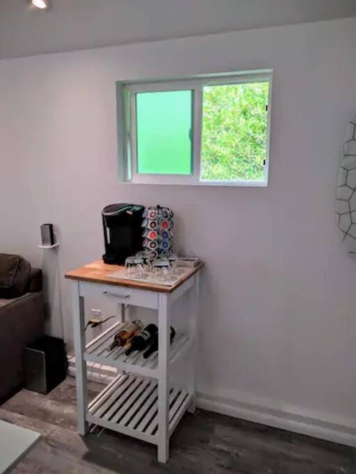 Monthly - Cozy 1 Bed Guest Suite near Venice Beach Apartment in Mar Vista