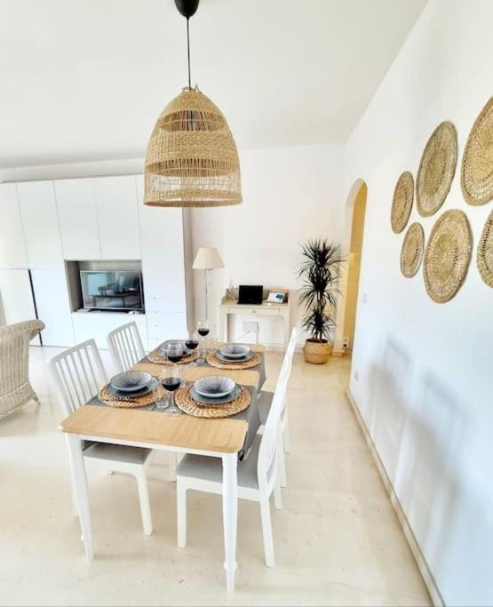 TV and multimedia, Seating area, Dining area