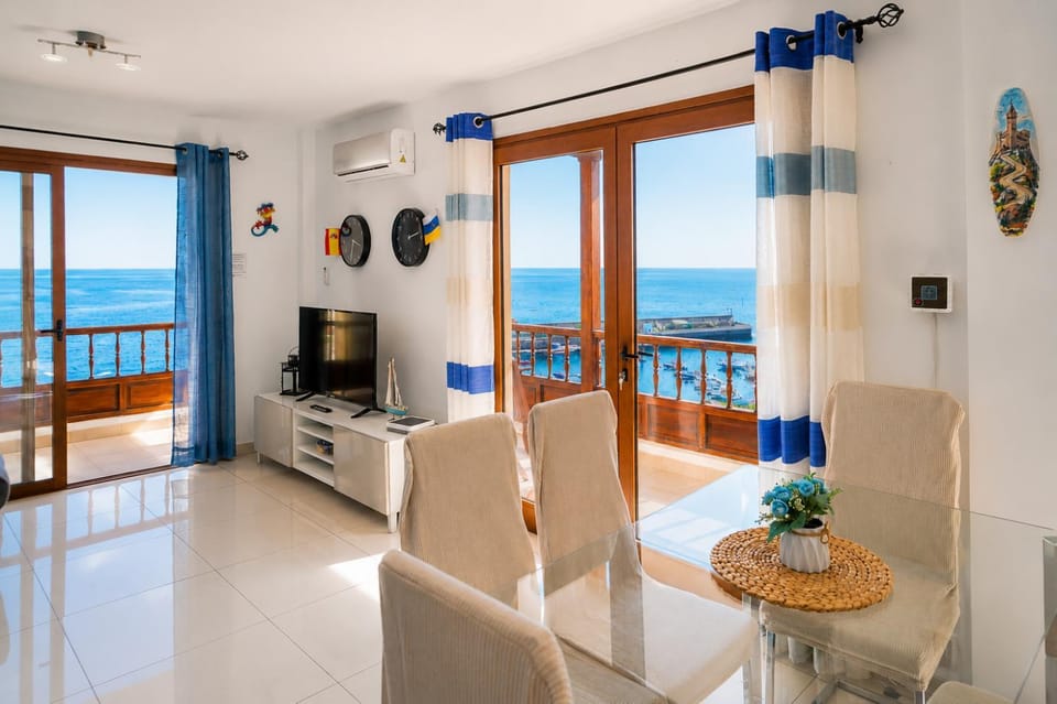 Living room, Dining area, Sea view