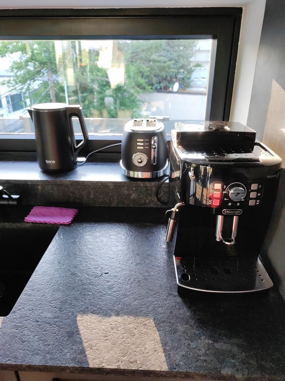 Coffee/tea facilities, toaster