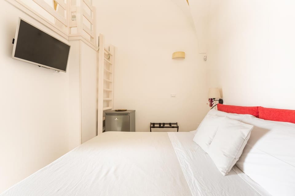 Bed, TV and multimedia, Photo of the whole room, Evening entertainment, Bedroom, air conditioner