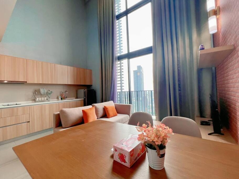 Kitchen or kitchenette, Living room, Seating area, Dining area