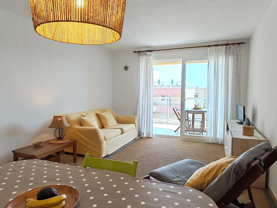 Bed, Living room, Photo of the whole room, Dining area