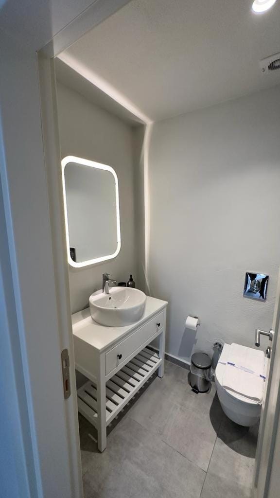 Toilet, Bathroom, towels