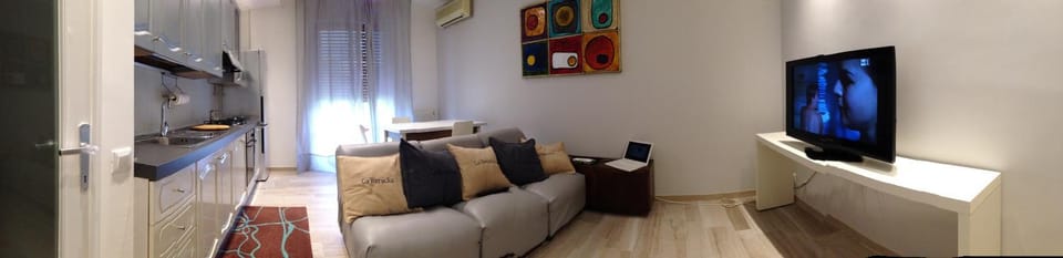 Kitchen or kitchenette, Living room, Seating area, Dining area