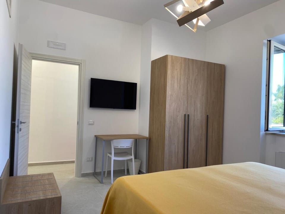 Bed, TV and multimedia, Photo of the whole room, Bedroom, wardrobe, air conditioner