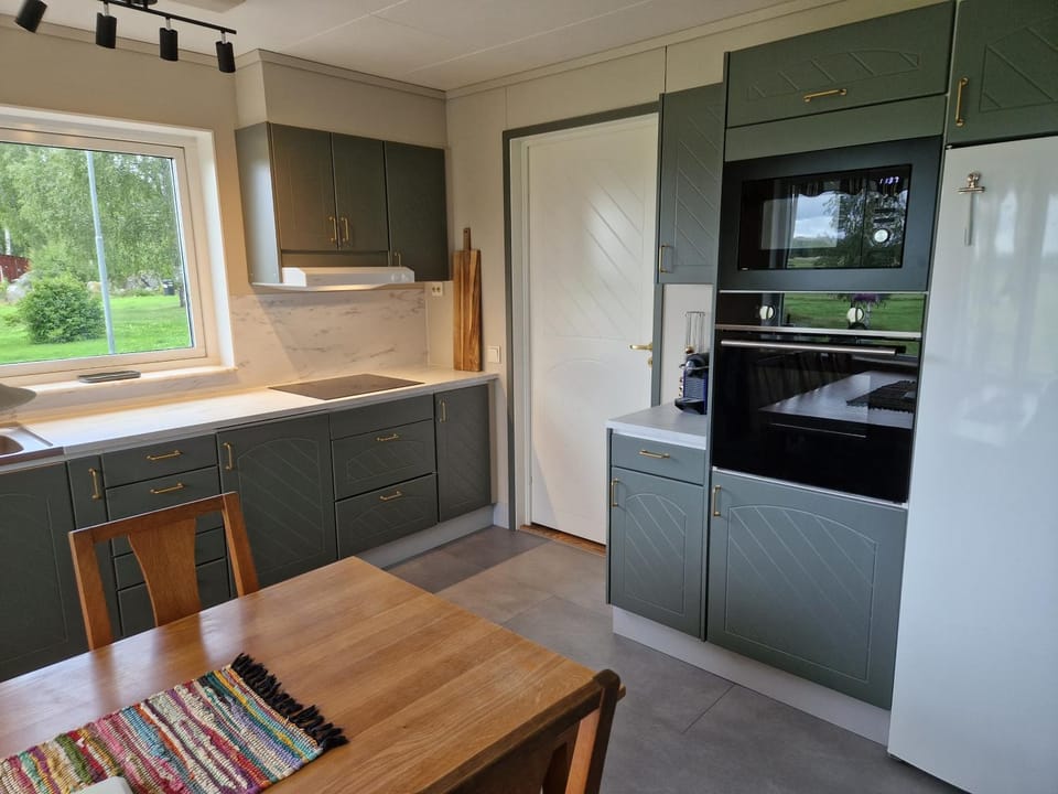 Coffee/tea facilities, Kitchen or kitchenette, Dining area, dishwasher, microwave, oven, stove