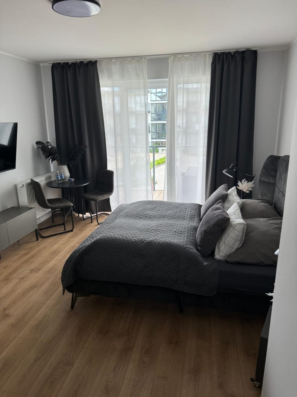 Bed, TV and multimedia, Living room, Seating area, Bedroom