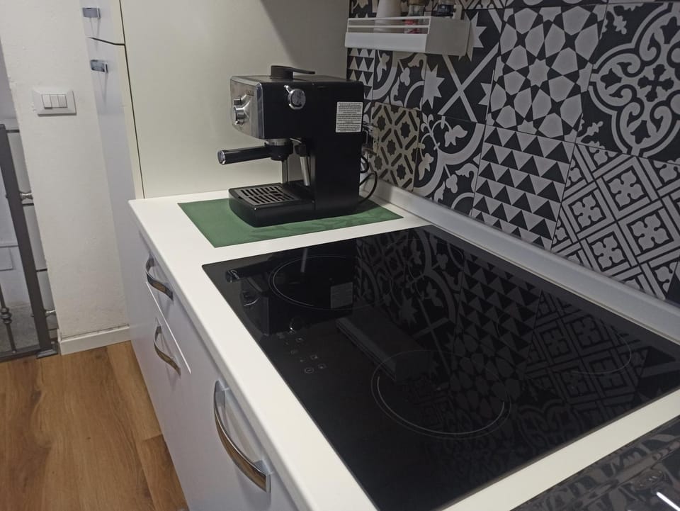Coffee/tea facilities, Kitchen or kitchenette, stove